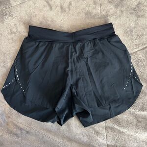 NWT Lululemon Find Your Pace Short Size 4